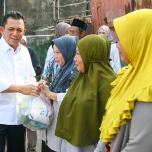 Gubernur Ansar Serahkan Bantuan Sosial Untuk Warga Tanjung Unggat