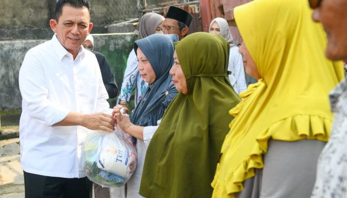Gubernur Ansar Serahkan Bantuan Sosial Untuk Warga Tanjung Unggat