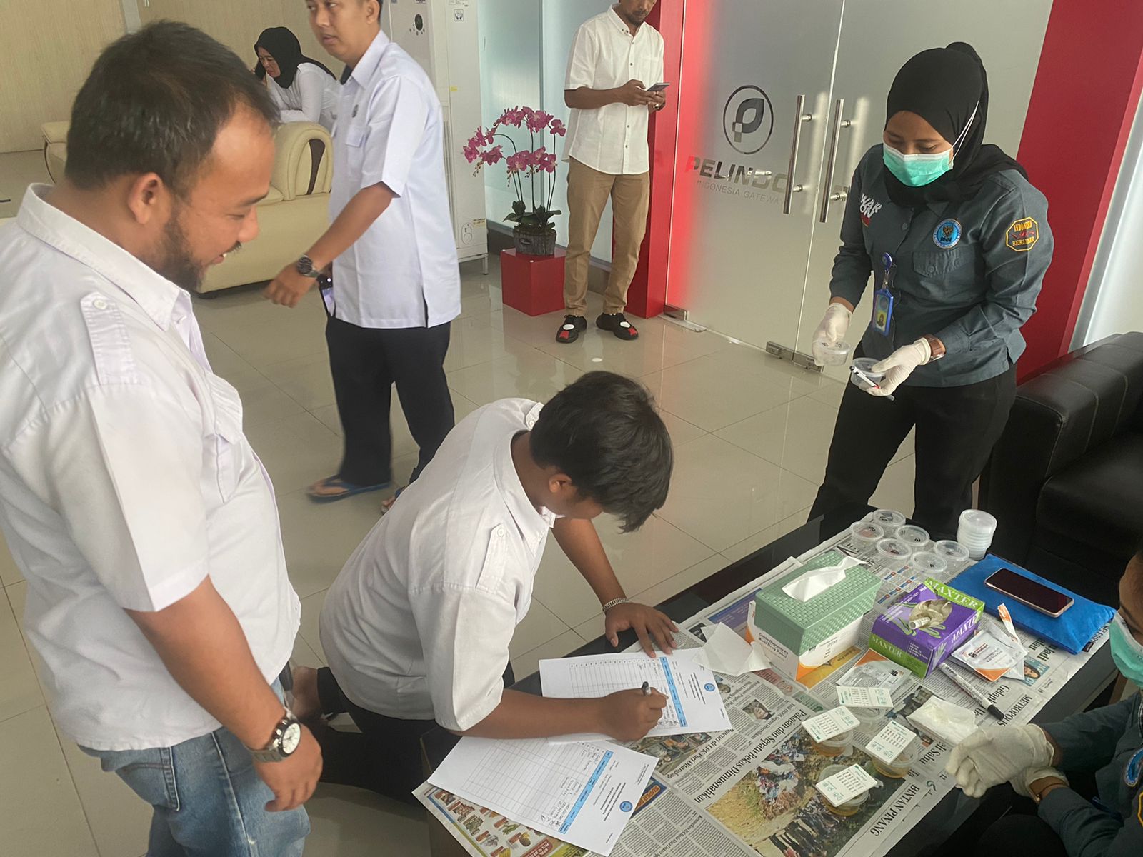 20 Kru Kapal Dan Penumpang Di Pelabuhan SBP Tanjungpinang Tes Urine, Hasilnya Nihil 