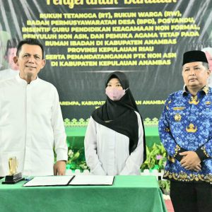 Gubernur Ansar Serahkan Bantuan Insentif Untuk Masyarakat Selama Ramadhan Berakhir di Anambas