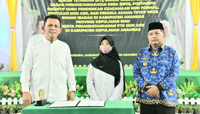 Gubernur Ansar Serahkan Bantuan Insentif Untuk Masyarakat Selama Ramadhan Berakhir di Anambas