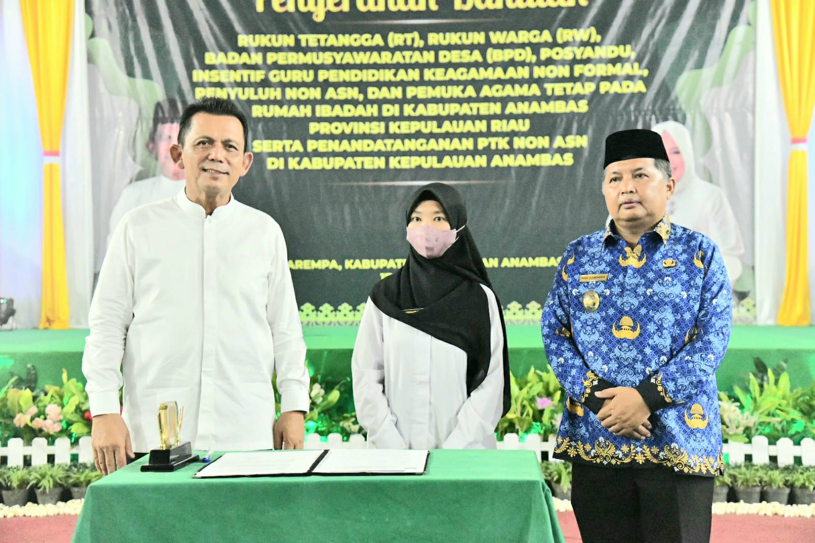 Gubernur Ansar Serahkan Bantuan Insentif Untuk Masyarakat Selama Ramadhan Berakhir di Anambas