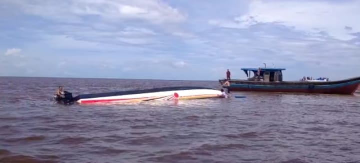 Berpenumpang Tujuan Tanjungpinang, Kapal SB Evelyn Calisca 01 Terbalik Di Sungai Guntung