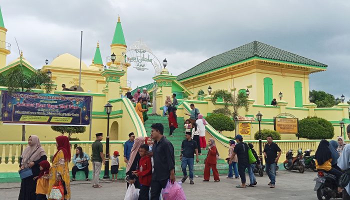 Moment Idul Fitri,Wisatawan Padati Masjid Sultan Riau Pulau Penyengat