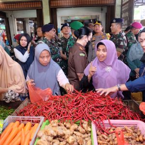 Jelang Idul Fitri, Rahma Tinjau Pasar : Harga Sembako Di Pasar Masih Stabil