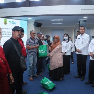 Peringati Hari Buruh, Rahma Serahkan Bantuan Paket Sembako Untuk 50 Pelaku IKM