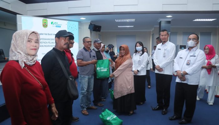 Peringati Hari Buruh, Rahma Serahkan Bantuan Paket Sembako Untuk 50 Pelaku IKM