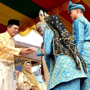 Gubernur Ansar Lepas Pawai Ta’aruf dan Kereta Hias STQH X Kepri Di Karimun