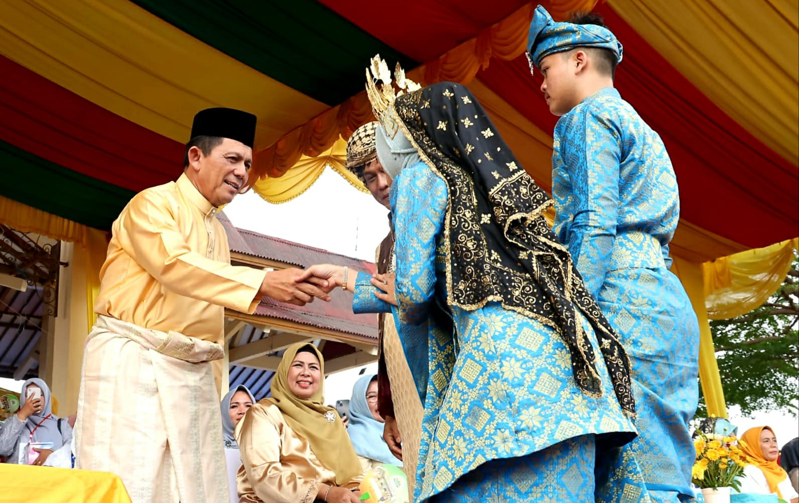 Gubernur Ansar Lepas Pawai Ta’aruf dan Kereta Hias STQH X Kepri Di Karimun