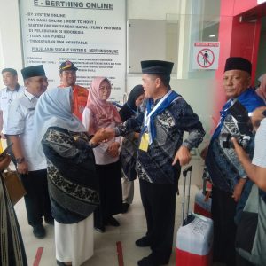 Walikota Melepas 214 JCH Tanjungpinang Kloter Embarkasi Batam Di Pelabuhan SBP