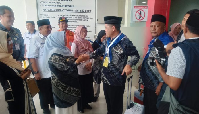 Walikota Melepas 214 JCH Tanjungpinang Kloter Embarkasi Batam Di Pelabuhan SBP