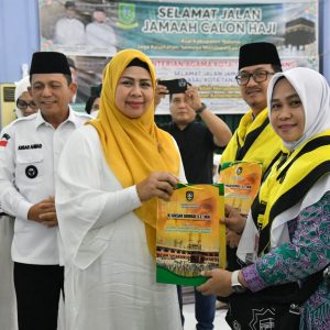 Gubernur Ansar Lepas Jamaah Calon  Haji Kloter 1 di Embarkasi Batam