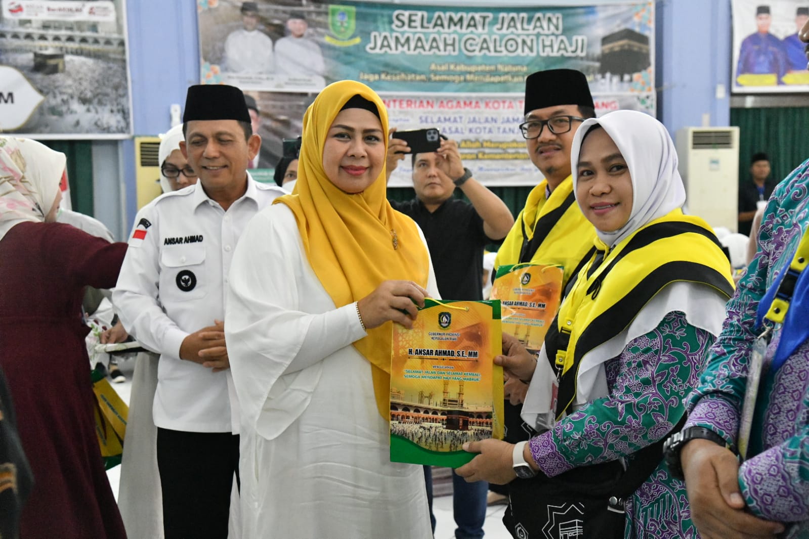 Gubernur Ansar Lepas Jamaah Calon  Haji Kloter 1 di Embarkasi Batam