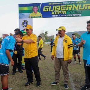 Bintan Muda FC Juarai Piala Gubernur, Piala Diserahkan Langsung Oleh Gubernur Ansar
