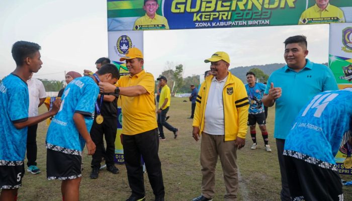 Bintan Muda FC Juarai Piala Gubernur, Piala Diserahkan Langsung Oleh Gubernur Ansar