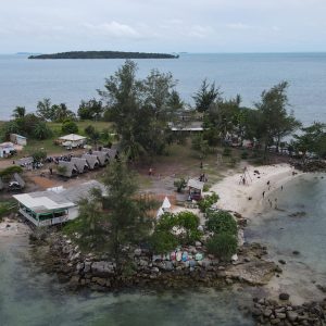 Di Penuhi Bebatuan,Indahnya Pantai Setumu