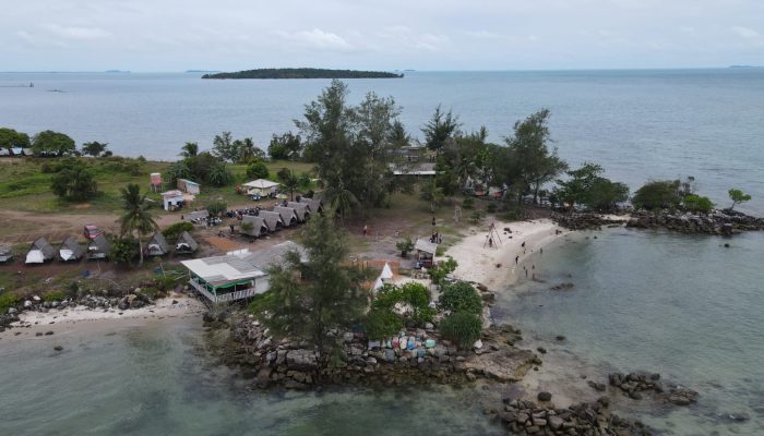 Di Penuhi Bebatuan,Indahnya Pantai Setumu