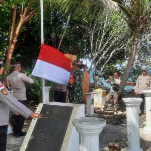 Sempena HUT Bhayangkara ke 77, Polsek Bintan Timur Kibarkan Bendera Merah Putih di Pulau Terluar