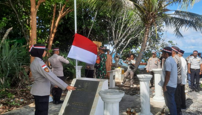 Sempena HUT Bhayangkara ke 77, Polsek Bintan Timur Kibarkan Bendera Merah Putih di Pulau Terluar