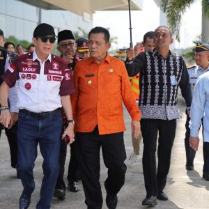 Gubernur Ansar Sambut Kedatangan Menteri Hukum dan HAM RI di Bandara RHF