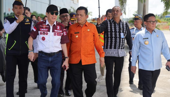 Gubernur Ansar Sambut Kedatangan Menteri Hukum dan HAM RI di Bandara RHF