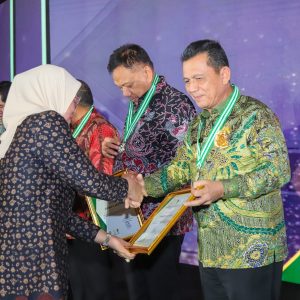 Gubernur Ansar Terima Penghargaan Pembina K3 Terbaik dari Menteri Ketenagakerjaan RI