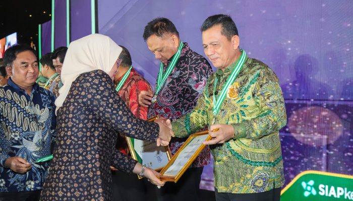 Gubernur Ansar Terima Penghargaan Pembina K3 Terbaik dari Menteri Ketenagakerjaan RI