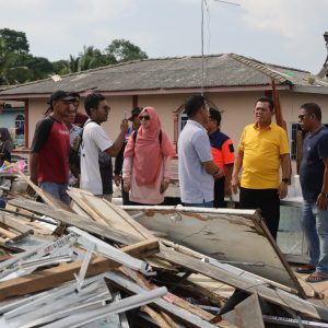 Gubernur Ansar Berikan Bantuan dan Memotivasi Korban  Puting Beliung di Pulau Kasu Batam