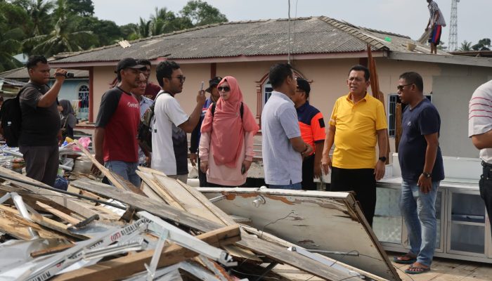 Gubernur Ansar Berikan Bantuan dan Memotivasi Korban  Puting Beliung di Pulau Kasu Batam