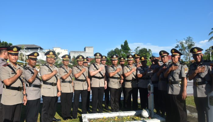 Jelang HUT Bhayangkara Ke-77, Polresta Tanjungpinang Ziarah Di TMP Pahlawan Pusara Bhakti Dan Tabur Bunga