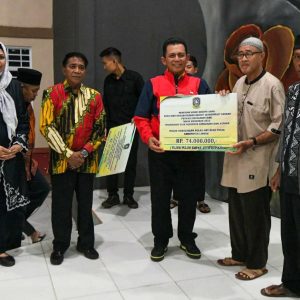 Sebanyak 281 Guru TK, PAUD, RA Dan 79 Tempat Ibadah  di Lingga Terima Bantuan Gubernur Kepri