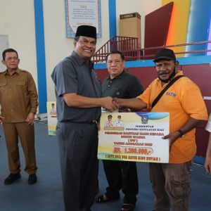 Gubernur Ansar Serahkan Insentif dan Bantuan Hibah Senilai Rp62 Miliar di Kota Batam