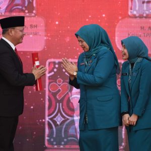 Berdedikasi Tinggi Kendalikan Penduduk, Gubernur Ansar dan Dewi Ansar Terima Penghargaan Manggala Karya Kencana Tahun 2023
