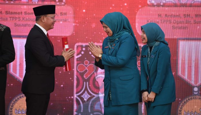 Berdedikasi Tinggi Kendalikan Penduduk, Gubernur Ansar dan Dewi Ansar Terima Penghargaan Manggala Karya Kencana Tahun 2023