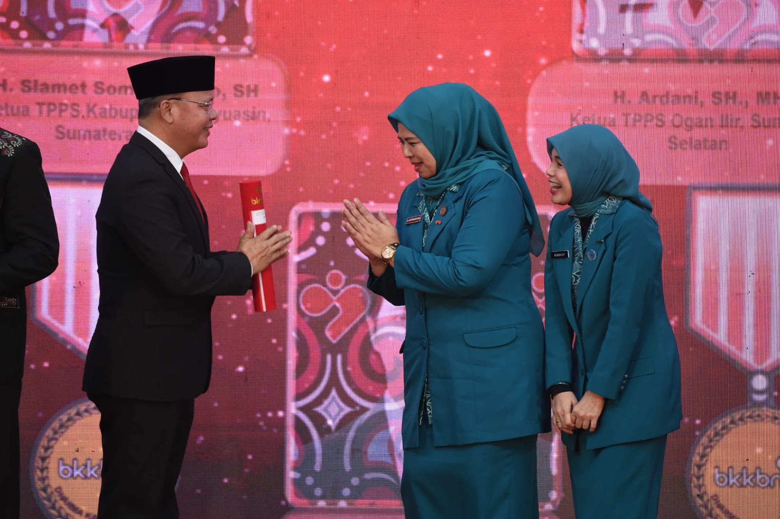 Berdedikasi Tinggi Kendalikan Penduduk, Gubernur Ansar dan Dewi Ansar Terima Penghargaan Manggala Karya Kencana Tahun 2023
