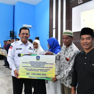 Lanjutkan Penyerahan Insentif di Kota Batam, Ansar Ingin Pelayanan Berjalan Baik di Tingkat Bawah