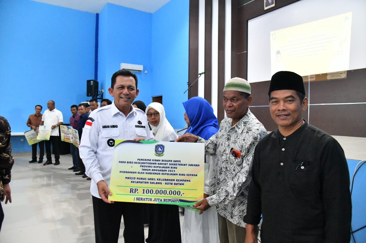 Lanjutkan Penyerahan Insentif di Kota Batam, Ansar Ingin Pelayanan Berjalan Baik di Tingkat Bawah