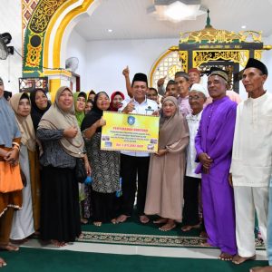 Hadir Lagi ke Pulau Kasu Batam, Kali ini Ansar Serahkan Bantuan Uang Tunai 1,4 Miliar