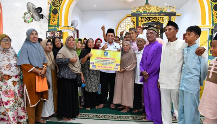 Hadir Lagi ke Pulau Kasu Batam, Kali ini Ansar Serahkan Bantuan Uang Tunai 1,4 Miliar