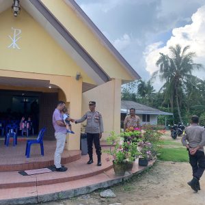 Hari Minggu, Personel Polsek Bintan Utara Lakukan Pengaman di Gereja