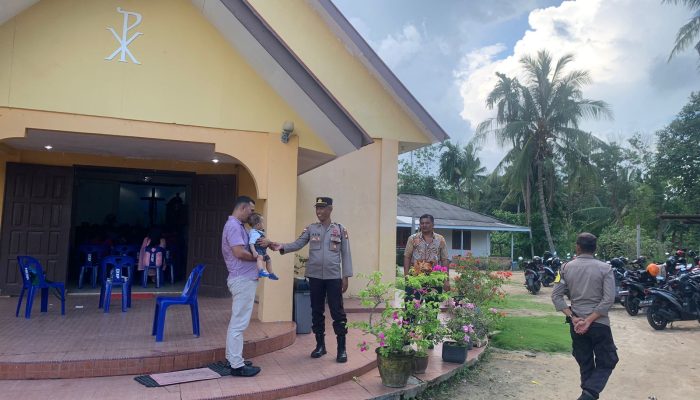 Hari Minggu, Personel Polsek Bintan Utara Lakukan Pengaman di Gereja
