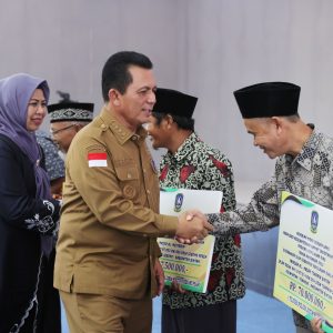 Gubernur Ansar Serahkan Bantuan Rp10 Miliar Untuk 185 Rumah Ibadah dan 617 Guru PA Kabupaten Bintan