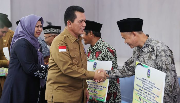 Gubernur Ansar Serahkan Bantuan Rp10 Miliar Untuk 185 Rumah Ibadah dan 617 Guru PA Kabupaten Bintan
