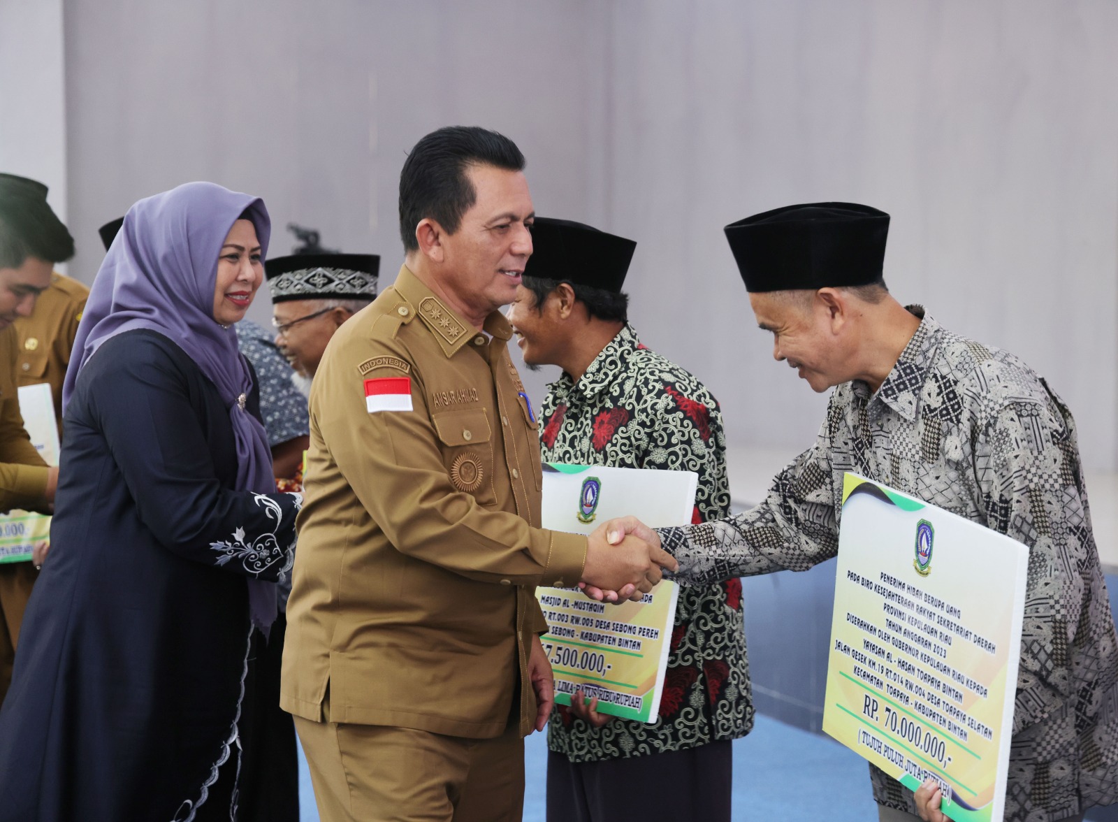 Gubernur Ansar Serahkan Bantuan Rp10 Miliar Untuk 185 Rumah Ibadah dan 617 Guru PA Kabupaten Bintan