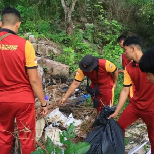 Polres Kepulauan Anambas Goro Bersihkan Sampah Di Pantai Tanjung Momong Siantan