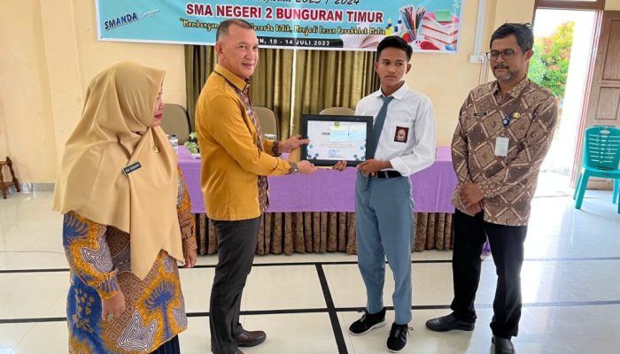 Beri Penghargaan Siswa, Wakil Bupati Natuna Hadiri MPLS di SMAN 2 Bunguran Timur