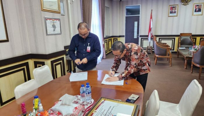 Pemkab Natuna Terima CSR Penerangan Jalan Dari Bank Riau Kepri Syariah