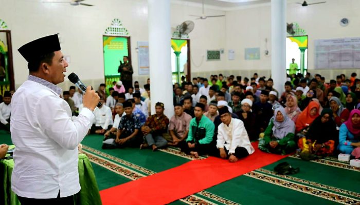 Safari 1 Muharam 1445 H di Anambas, Gubernur Ansar Serahkan Bantuan Hibah Rp2,837 Miliar