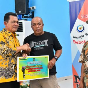 Gubernur Ansar Serahkan Alat Tangkap Perikanan Untuk Nelayan Kota Batam
