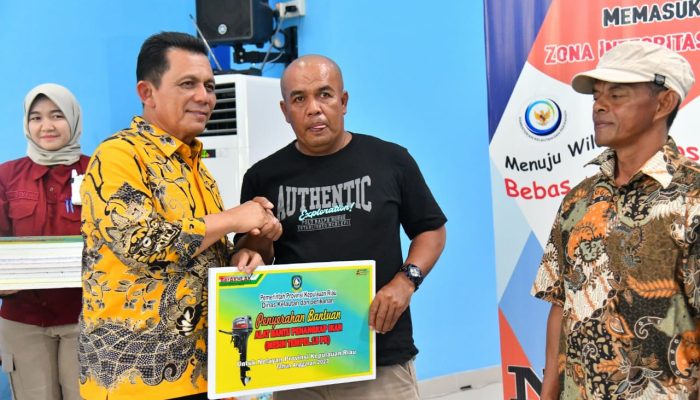 Gubernur Ansar Serahkan Alat Tangkap Perikanan Untuk Nelayan Kota Batam